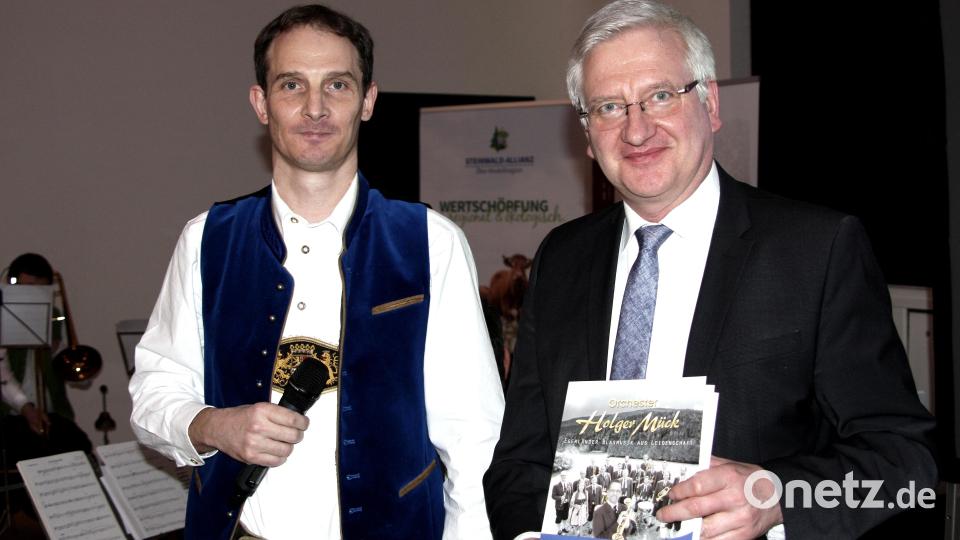 Der Leiter der Turmbläser, Markus Ringer, und der Vorsitzende der Steinwald-Allianz Johannes Reger (von links). Die Pause nutzte der Leiter der Turmbläser, um Reger eine Notenexemplar der Polka &quot;Im Steinwald&quot; zu überreichen. Bild: wro