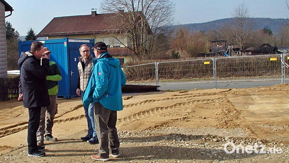 Zur Lagebesprechung am neuen Netto-Markt trafen sich (von links) Jens Schöbel und Klaus Spanfelder von der Systembau GmbH, Christian Wandzel, Geschäftsführer Gamma Grundbesitzgesellschaft mbH, und Rohbau-Leiter Eckhard Pack von der Systembau GmbH. Bild: ld