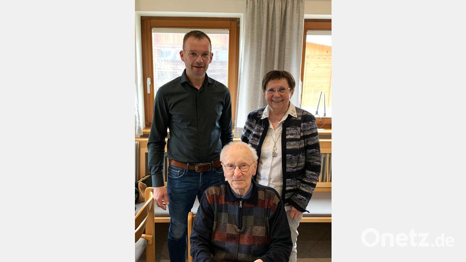 Gleich zwei Bürgermeister gratulieren Hans Hüttner(vorn) zum 95. Geburtstag: Hermann Gebhard und Bärbel Birner. Bild: fdl