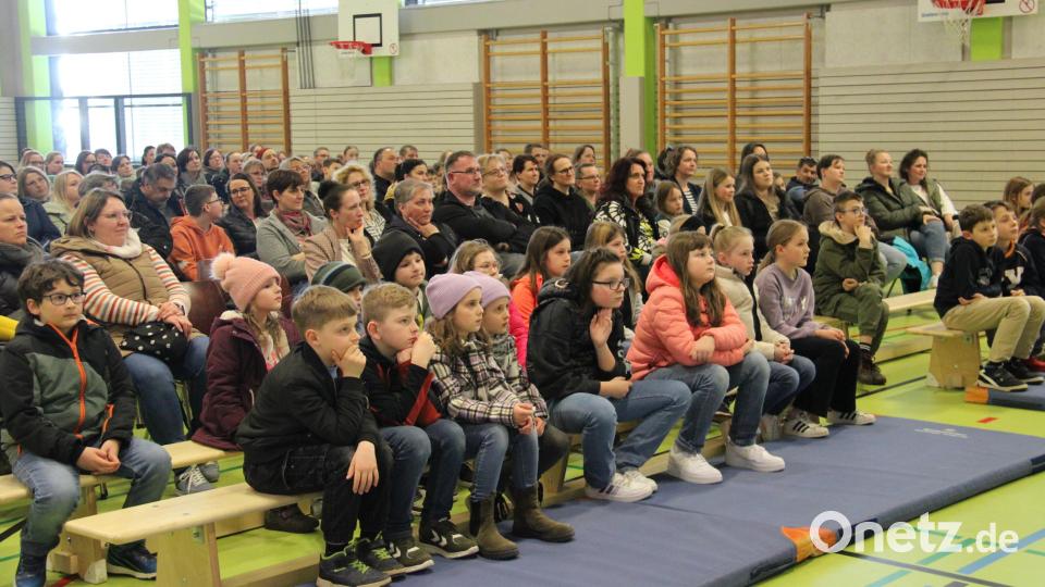 Erste Eindrücke vom vielfältigen und attraktiven Angebot, das die Lobkowitz-Realschule ihren Schülern bietet, sammelten Eltern und Übertrittsschüler beim Tag der offenen Tür. Bild: prh