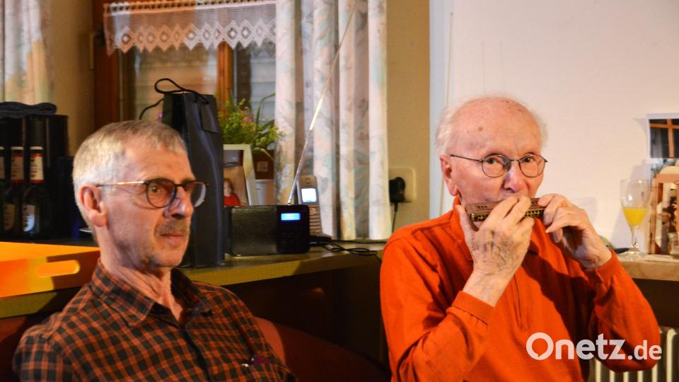 Nicht nur der Vorsitzende des Ehenfelder Männerchors Wolfgang Falk, sondern auch alte Sangesbrüder sind überrascht, als Hans Hüttner auf seiner Mundharmonika aufspielt. Bild: fdl