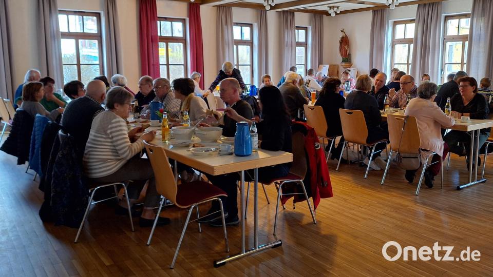 Zu Mittag essen und Gutes tun: Dazu hat der Missionskreis in das Pfarrheim eingeladen. Viele Portionen wurden auch „to go“ mitgenommen. Bild: lep