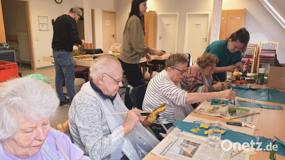Unter Anleitung der angehenden Pflegefachkräfte (von links) Steffen Hertel, Milena Pieler und Marina Berndt erstellten die Heimbewohner Elisabeth Ruhland, Heinz Adam, Inge Döring und Dorothea List eine Sinneswahrnehmungswand zum Thema „Wald-Erleben“. Nicht im Bild die Azubis Denis Savu, Jan Mayer und Lara Wehner. Bild: u