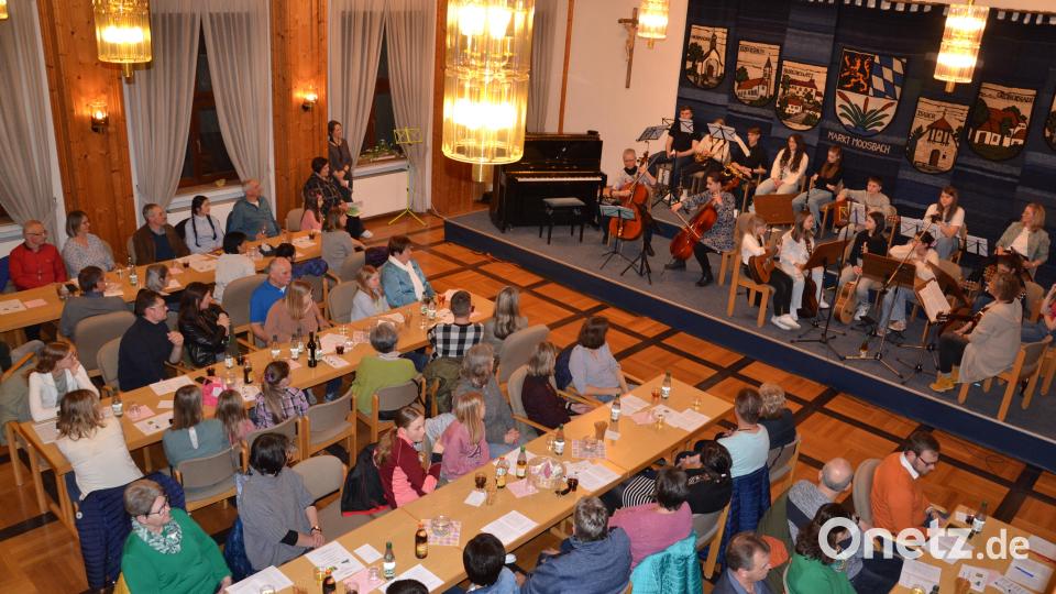 Der Rathaussaal Moosbach ist beim Konzert der Musikschule gut gefüllt. Bild: gi