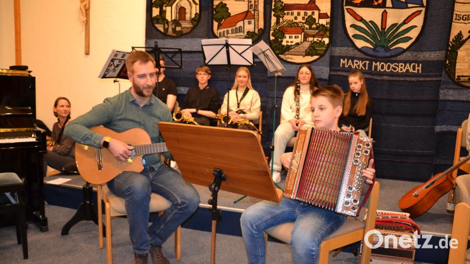 Jakob Wittmann und der künftige Leiter der Musikschule Moosbach, Benedikt Scheidler, lassen die flotte Polka „Franz der Maurergsell“ von Avsenik erklingen. Bild: gi