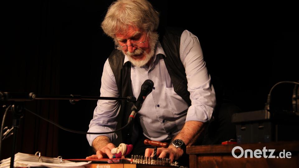 Der &quot;Zither Manä&quot; blickt in seinem Best-of-Programm auf der Kleinkunstbühne der Futura auf 44 Bühnenjahre mit großem musikalischen Können und ungebrochenem Mut zur Kritik zurück. Bild: prh