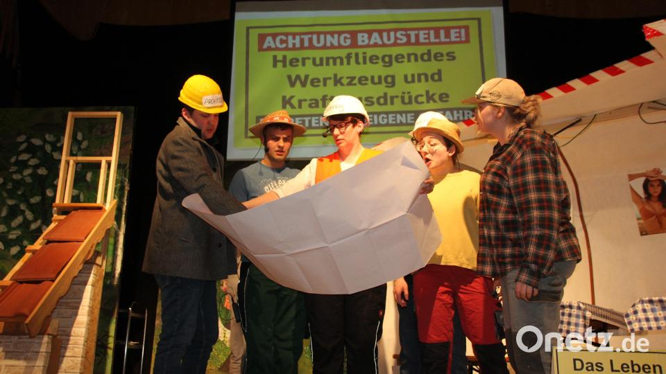 Sind wir noch im Plan? Die Pertolzhofener Edelweißkapelle hat in ihren Reihen viele Schauspieltalente. Bild: frd