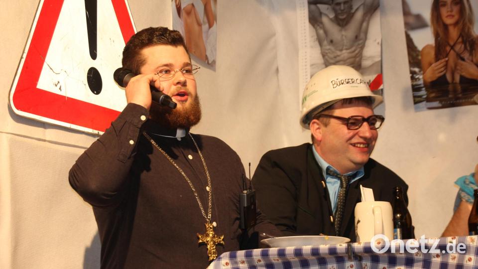 Der Pfarrer ruft gleich den Bischof an und lädt ihn nach Berzhof ein. Bild: frd