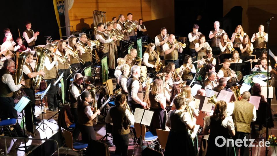Die knapp sechzig Musikerinnen und Musiker der Musikkapelle Schwarzenfeld sorgen in der Sportparkhalle für Klangerlebnis pur. Bild: mab