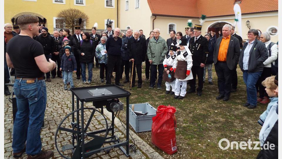 Museumsleiter Martin Schreiner hat profunde Kenntnisse über Eisen und das Schmieden, im Hofraum hatte er das Rednerpult mit dem Amboss und der Esse vertauscht. Bild: e