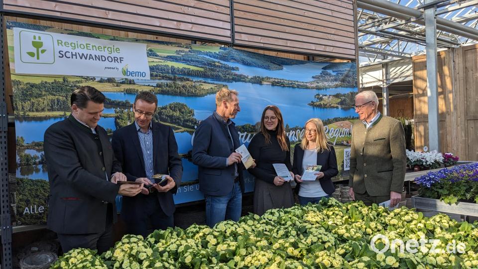 Bei der Vorstellung der Initiative Ökostrom aus dem Landkreis sind in der Gärtnerei Baumer in Oberviechtach (von links) Landrat Thomas Ebeling, Thomas Oppelt, Christian Meyer, Christina Barchmann, Ulla Baumer und Bemo Aufsichtsrat Arnold Kimmerl dabei. Bild: eib