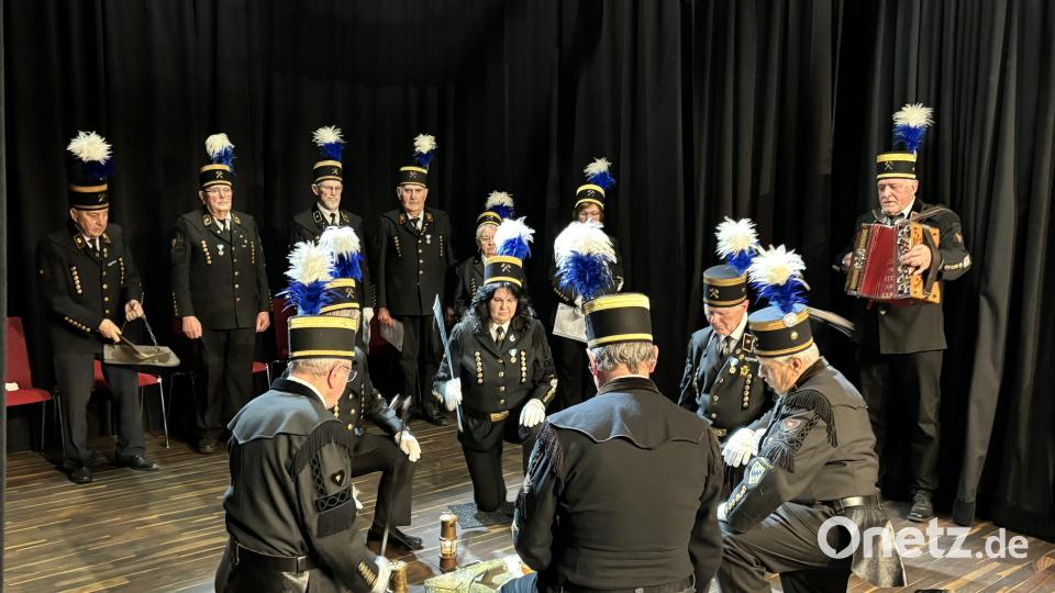 Der Bergmannstanz, begleitet durch den Knappenverein Wackersdorf, ist in sieben Abschnitten aufgeteilt – vom Einfahren in die Zeche bis zum Ende der Schicht. Bild: e