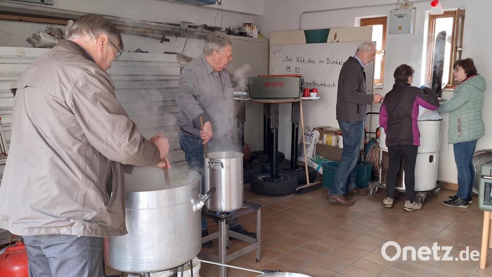 In drei Bottichen gart die Kartoffelsuppe. Bild: lep