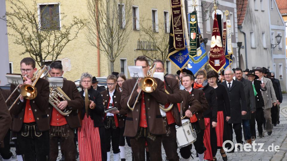 Mit der Blaskapelle St. Ägidius vorneweg zogen die Mitglieder der Zunftvereine anlässlich des 118. Jahrestages der Gründung am Sonntag morgen durch den Markt zur Pfarrkirche St. Ägidius zum Gottesdienst. Bild: bö