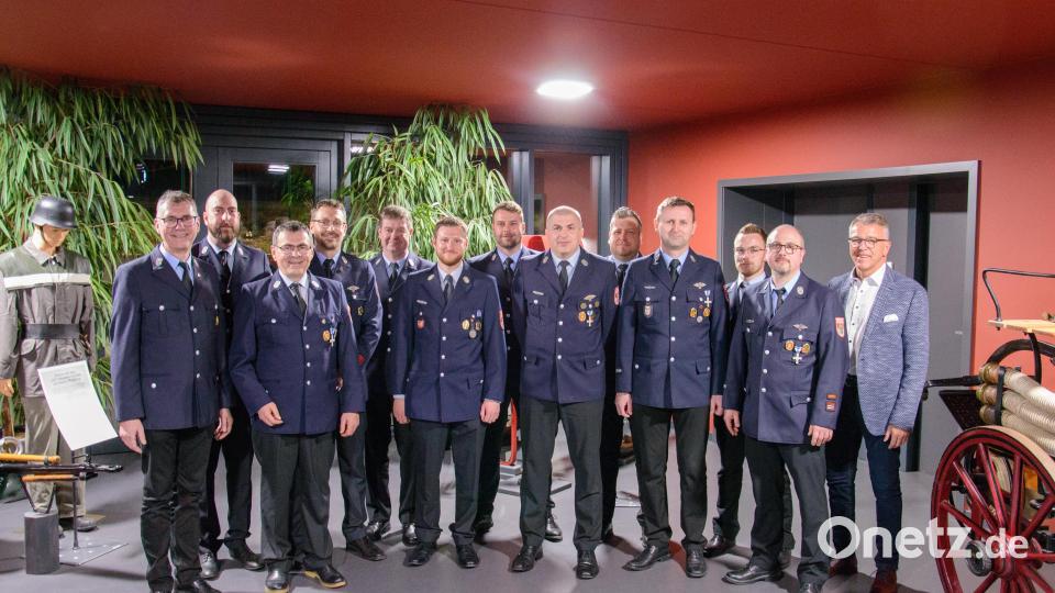 Der neue Vorstand und die Kommandanten der Feuerwehr Tirschenreuth: (von links) Franz Häring, Christian Nickl, Paulus Mehler, Thomas Heger, Jörg Wiedemann, Peter Trottmann, Michael Schwarz, Markus Mayer, Thomas Sladky, Rainer Burkhard, Christian Nurtsch, Matthias Haulena und Bürgermeister Franz Stahl. Bild: Feuerwehr Tirschenreuth/exb