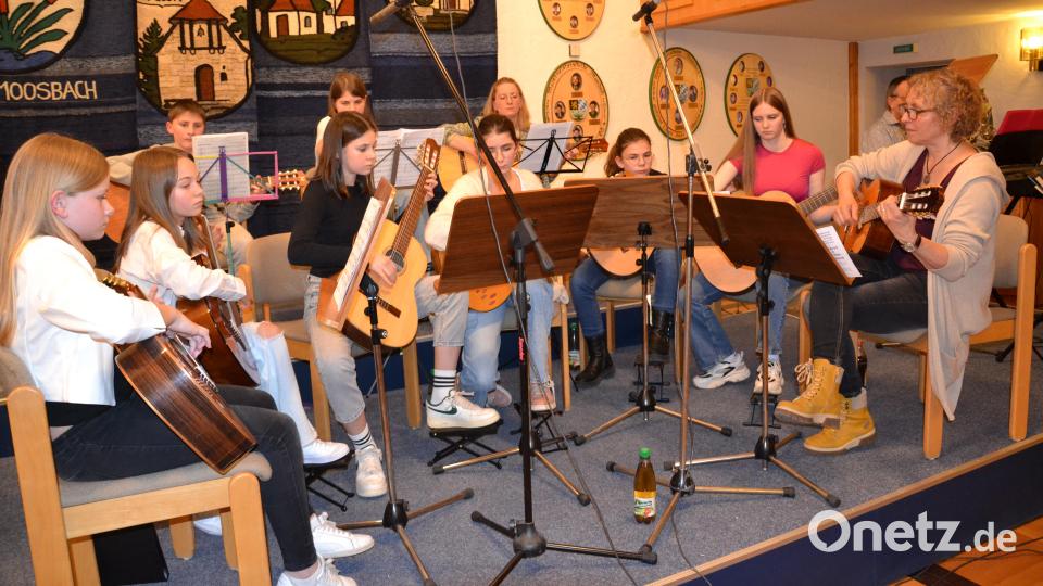 Das Gitarren-Ensemble unter der Leitung von Sieglinde Ziegler spielt einen „Polnischen Tanz“ und präsentiert das mexikanische Volkslied „Las Chiapanecas“. Bild: gi