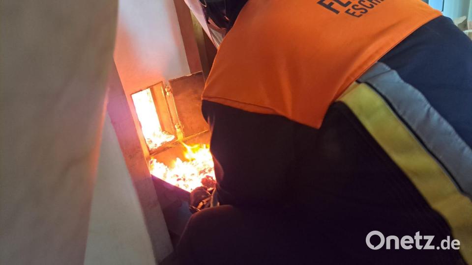 Bis zu 1400 Grad herrschen bei einem Kaminbrand. Die enorme Hitze kann das Gemäuer so stark erwärmen, dass angrenzende Möbel in Brand geraten können. Auch der Funkenflug, der oben an der Schornsteinöffnung entsteht, ist eine Gefahr. Bild: lei