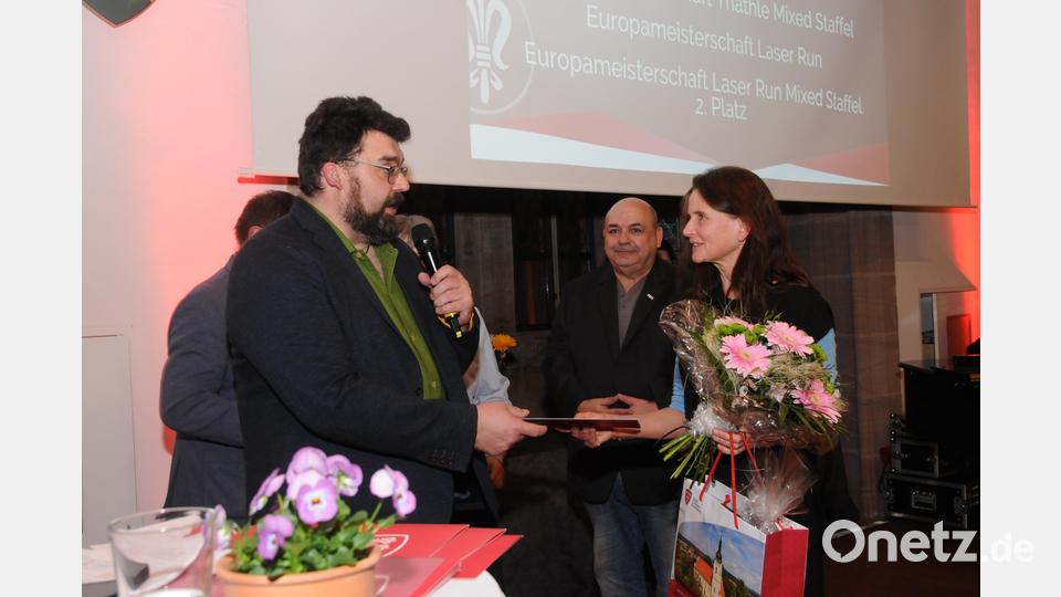 Aus der Hand von Erstem Bürgermeister Stefan Frank (links) und dem Kreisvorsitzenden des Bayerischen Landes-Sportverbands (BLSV) Thomas Gebele (Mitte) erhielt die Vorbild -Sportlerin Silke Fersch eine außergewöhnliche Sonderehrung. Bild: ge