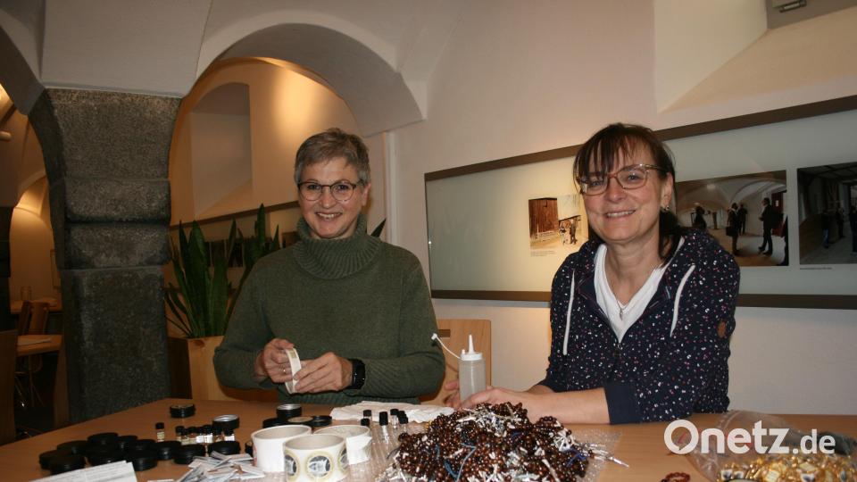 Barbara Wenisch (links) und Aurelia Haberkorn (rechts) beim „Eindosen“ der Gebetsbox mit dem Titel &quot;Mit Resl auf den Weg&quot;. Bild: Stefanie Schreiner/exb