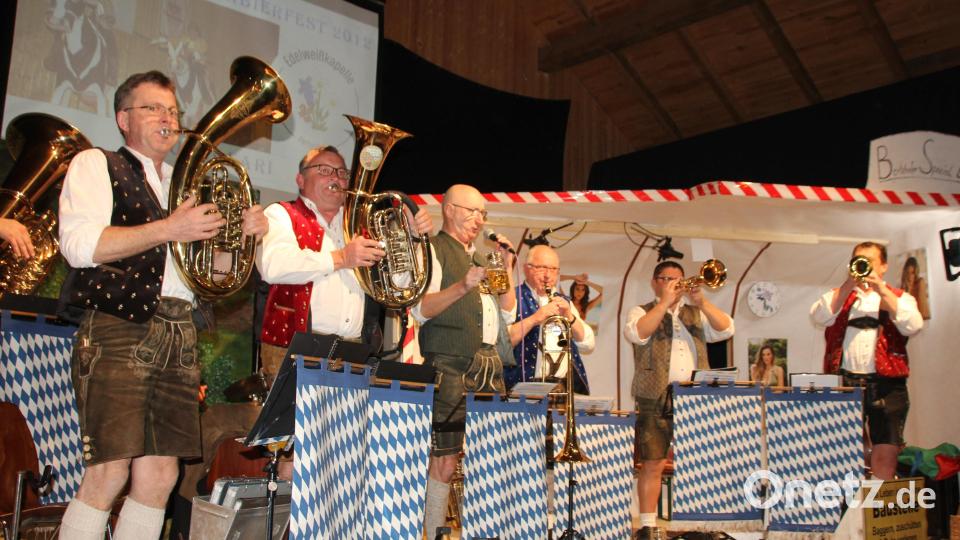 Die Blaskapelle &quot;Bayerrisch Blech&quot; sorgt vor und nach dem Singspiel für Stimmung im Stodl. Bild: frd