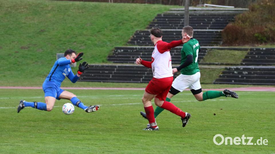 Volker Lorenz (Mitte) traf für die SpVgg Vohenstrauß dreimal und sorgte fast im Alleingang für den 4:1-Sieg seiner Farben gegen den FC Wernberg. Bild: Dieter Jäschke