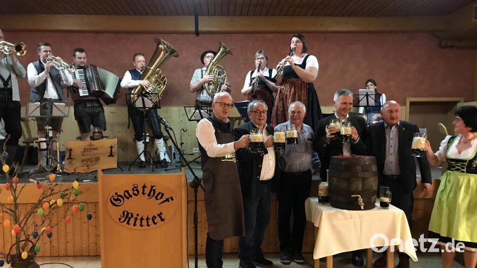 &quot;Ein Prosit der Gemütlichkeit&quot; sangen Bürgermeister Bernhard Lindner, Altbürgermeister Hans Kummert, Ferry Krebsz, MdL Dr. Harald Schwartz, HKA-.Vorsitzender Georg Götz und Birgit Reichel von der Tucherbrauerei. Bild: mma