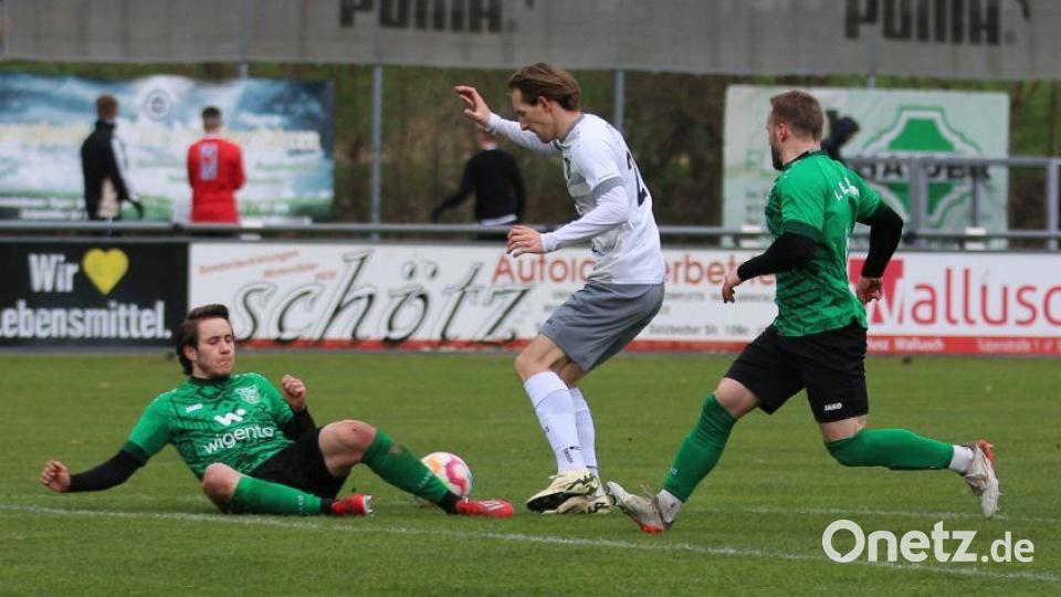 Selbst zwei Tore von Nick Sperlich (Mitte) reichten dem SV Etzenricht nicht zum Sieg in Rieden. Bild: Weigert