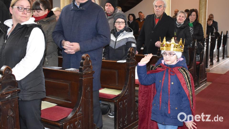 Ein Kommunionkind winkt als Jesus der Menge zu. Bild: rgr