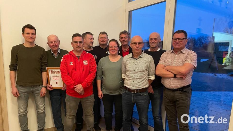 Ehrungen beim SC Germania (von links): Stefan Jokiel, Georg Kiener, Michael Mutzbauer, Franz Roier, Konrad Singer, Anita Powalla, Willy Roier, Alfred Scherm, Thomas Scherm und Harald Zwerscke. Bild: Bastian Walentek/exb