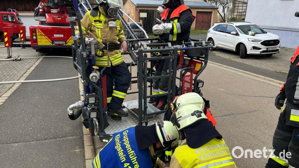 Die Drehleiter der Auerbacher Feuerwehr wurde nachträglich alarmiert. Sie war nötig, um von außen an den Kamin heranzukommen und per Spezialwerkzeug eines Kaminkehrers Ruß im Kamin zu beseitigen. Bild: lei
