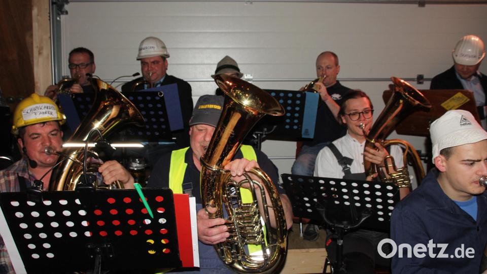In den Singspielpausen sind die Darsteller (Bauarbeiter) wieder Musiker der Edelweißkapelle Pertolzhofen. Bild: frd