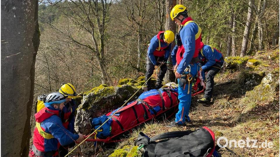 Der &quot;Verunfallte&quot; wurde sicher auf den Rettungsschlitten gepackt, nachdem vorher seine „Verletzung“ versorgt wurde. Bild: jp