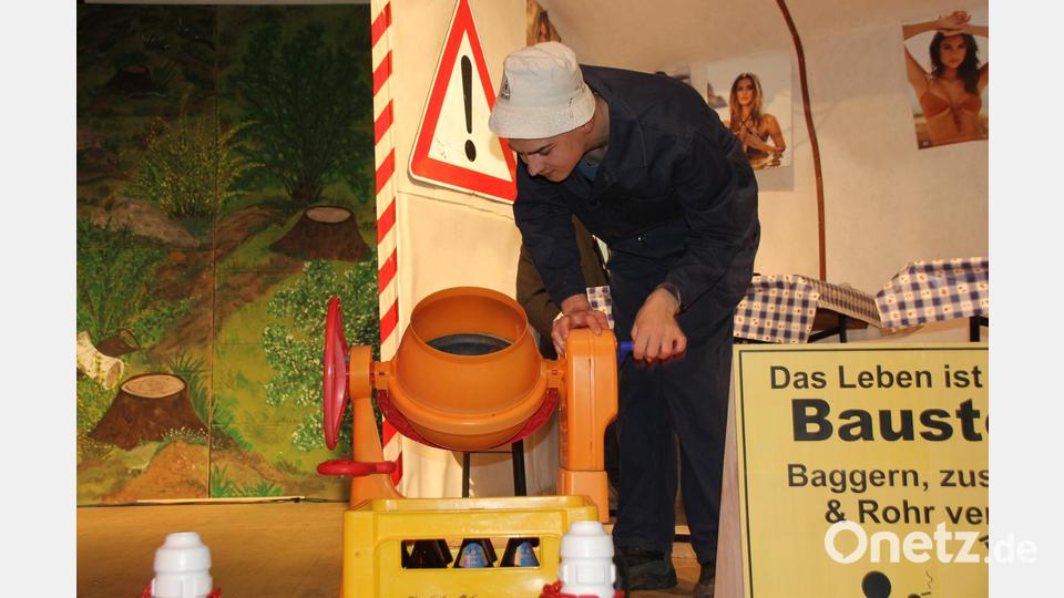 Die Mörtelmaschine läuft auf Hochtouren. Bild: frd