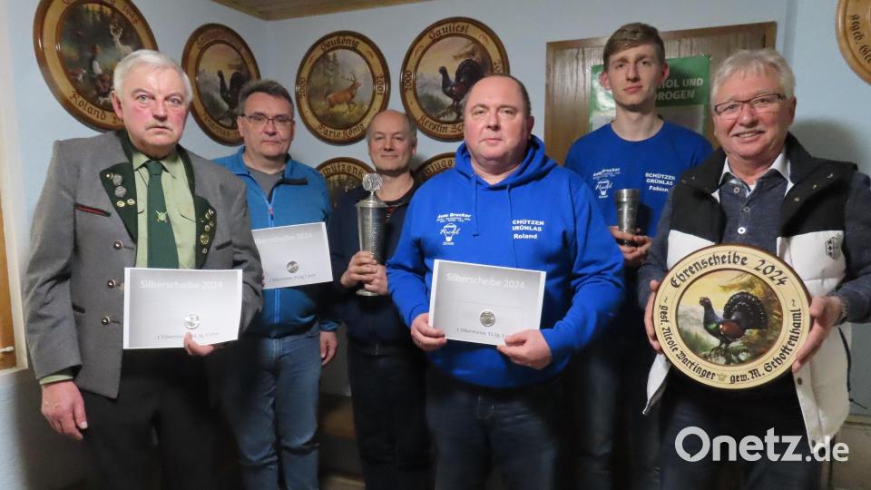 Die erfolgreichen Schützen Reinhold Schraml (Silbermünze), Markus Heindl (Silbermünze), Michael Nickl (Hobbypokal), Roland Weiß (Silbermünze), Fabian Lindner (Schützenpokal) und Manfred Schottenhaml (Ehrenscheibe) mit ihren Auszeichnungen. Bild: soj/exb