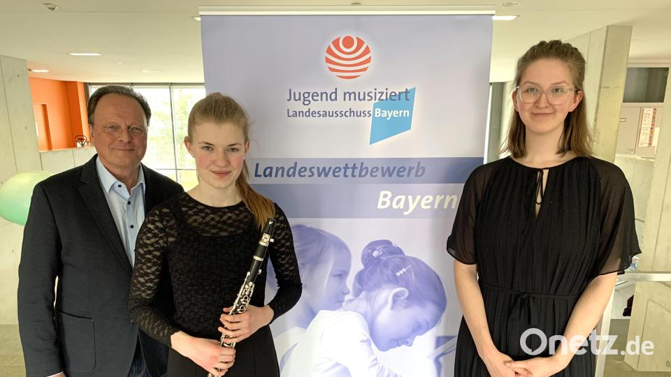 Musikschulleiter Erwin Jahreis mit Anna Haberkorn und Pianistin Helena Merz (von links). Bild: Musikschule Marktredwitz/exb