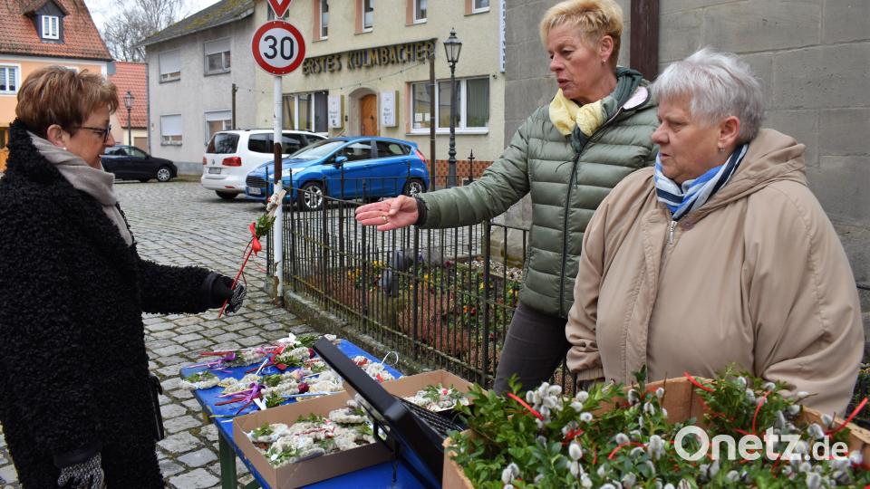 Der Arbeitskreis Mission verkauft Palmgestecke. Bild: rgr