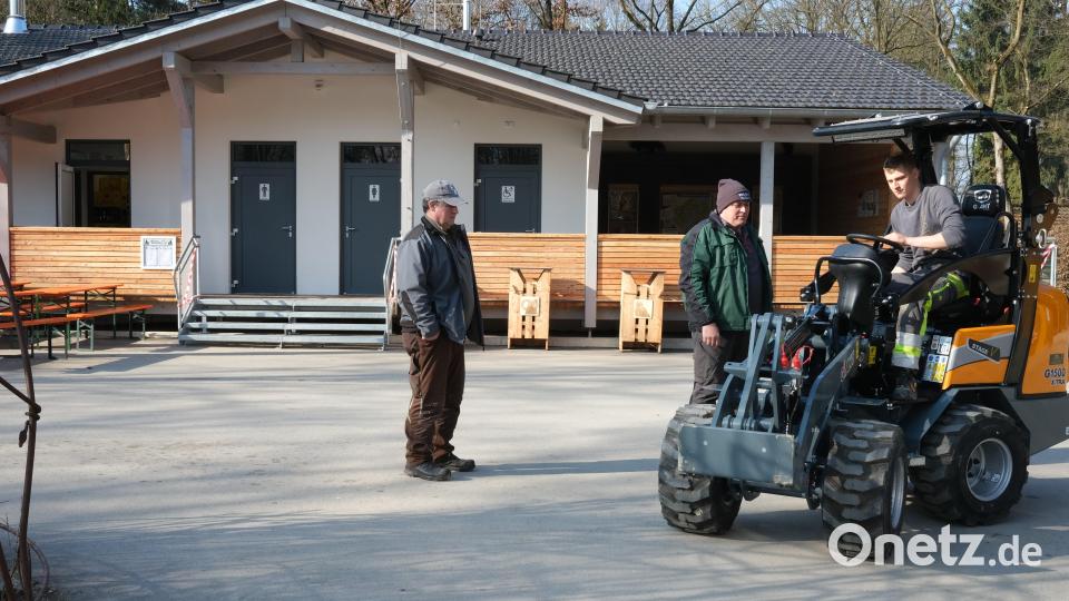 Die Höllohe-Mitarbeiter testen den neuen Radlader, den der Förderverein angeschafft hat. Im Hintergrund das neue Funktionsgebäude, das beim Familienfest am 20. April eingeweiht wird. Bild: Hirsch