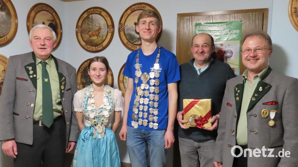 Reinhold Schraml (links) und Bernd Bauer (rechts) gratulierten Jugendkönigin Maria Pöllath (ab Zweite von links), Schützenkönig Fabian Lindner und Ritter Michael Heindl zu ihren Erfolgen. Bild: soj/exb