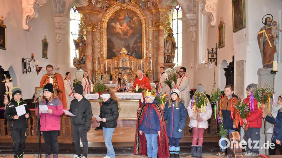 Die Kommunionkinder mit ihren Palmbuschen. Bild: rgr