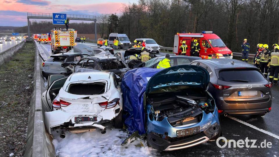 Mehrere Fahrzeuge stehen nach der Massenkarambolage teils stark beschädigt an der Unfallstelle. Bild: Merzbach/News5/dpa