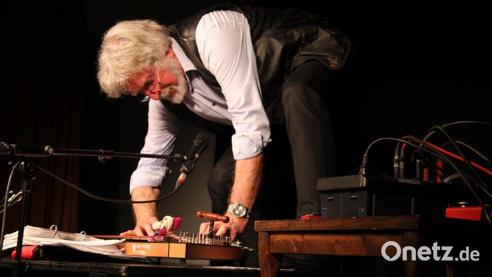 Der &quot;Zither Manä&quot; blickt in seinem Best-of-Programm auf der Kleinkunstbühne der Futura auf 44 Bühnenjahre mit großem musikalischen Können und ungebrochenem Mut zur Kritik zurück. Selbst mit 77 Jahren klettert er noch zum Zither-Solo auf den Stuhl. Bild: prh