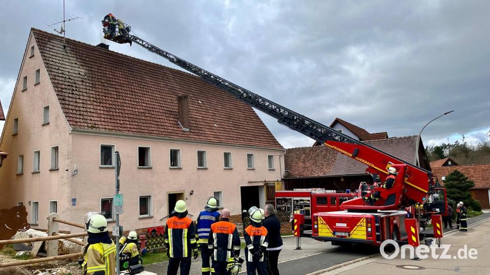 Mithilfe einer Drehleiter entfernte die Feuerwehr von außen den Ruß im Kamin, um so dem Feuer die Nahrung zu entziehen. Wasser darf bei dieser speziellen Art von Brand nicht zum Einsatz kommen. Bild: lei