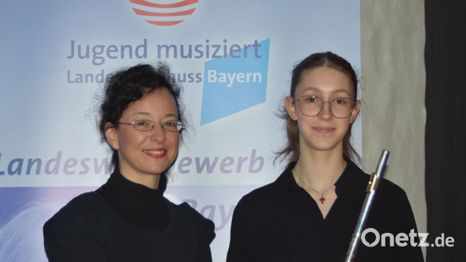 Miriam Weyer (rechts) mit ihrer Pianistin Emanuela Zaharia-Donici. Bild: Musikschule Marktredwitz/exb