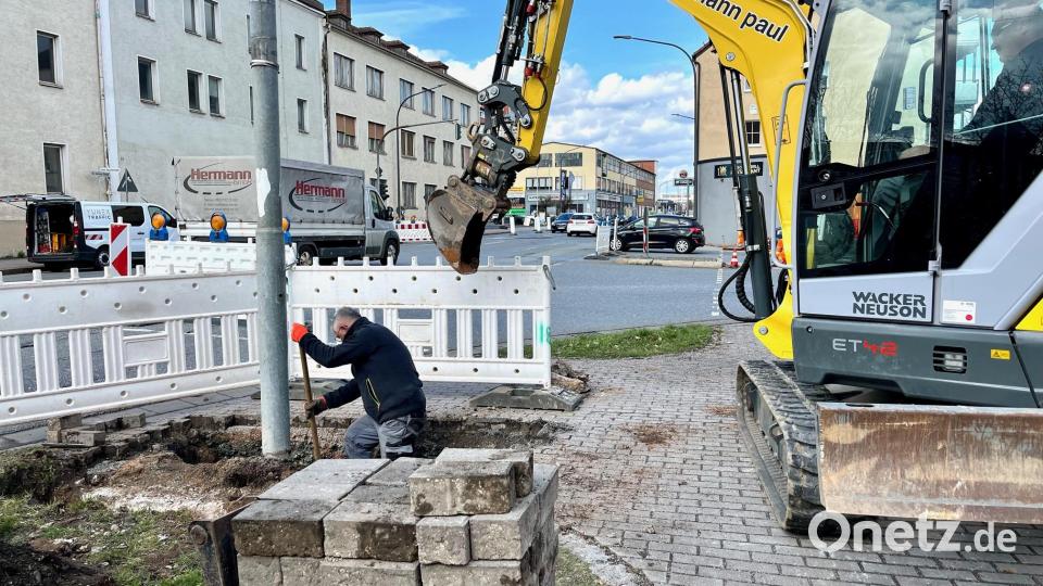 Die Arbeiten an der Ampel in der Dr.-Seeling-Straße laufen schon. Wohl nach Ostern wird die Einmündung in die Untere Bauscherstraße wechselseitig gesperrt sein. Bild: Gabi Schönberger