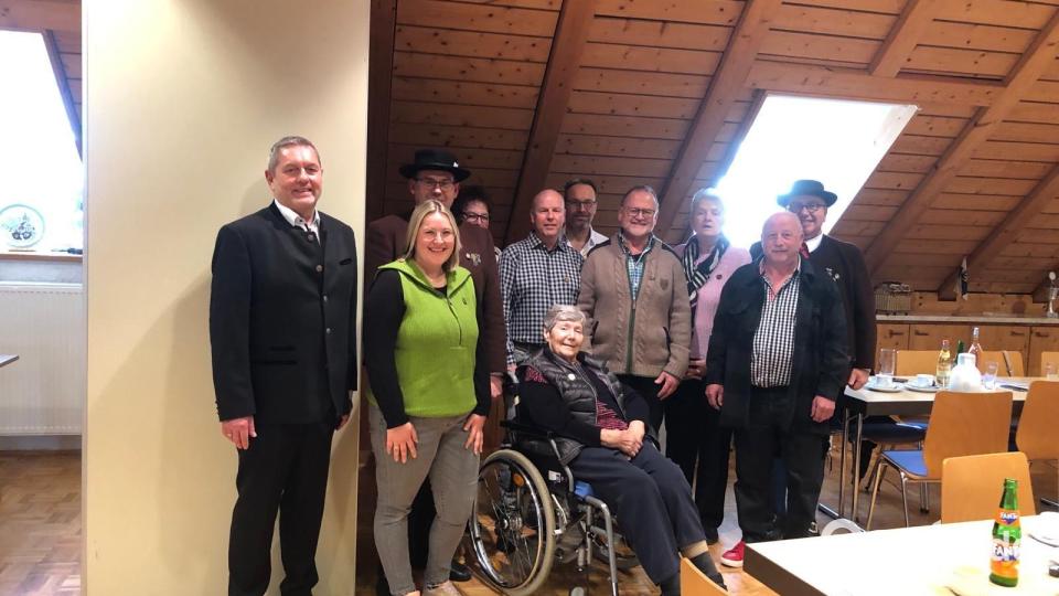 Stehend von links: 1. Bürgermeister Joachim Neuß, Ines Brütting, Thomas Sertl, Ilse Diertl, Werner Barth, Matthias Diertl, Georg Roßbacher, Elli Schübel, Elmar Hamerla, 1. Vorsitzender Andreas Götz, sitzend: Anneliese Deml Bild: Kerstin Meisel/exb