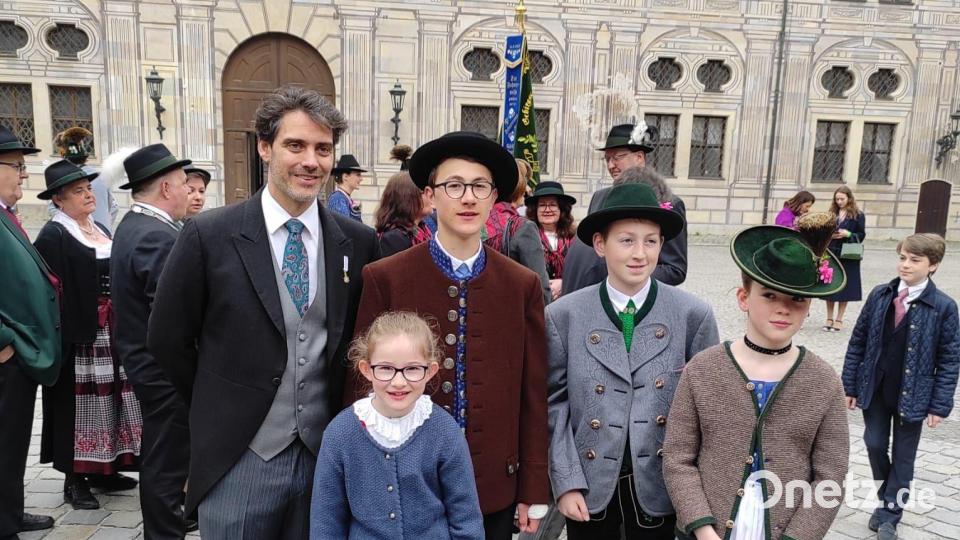 Als Vertreter der Oberpfalz durften die Auerbacher Trachtenkinder Klara und Luca Schreg (Zweite und Dritter von links) an der Hochzeit von Ludwig Prinz von Bayern (links) und seiner Frau Sophie-Alexandra im Schlossgarten und in der Theatinerkirche in München teilnehmen – ein besonderes Erlebnis. Bild: Alexandra Schreg/exb