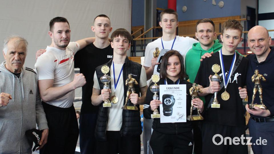 Der Boxclub Amberg ist stolz auf seine Erfolge bei der bayerischen Jugendmeisterschaft: (von links) Trainer Ahmet Göksu, Trainer Andrej Merzliakov, Eric Propp, Dima Kurjanowitsch, Dietrich Hermann, Leni Kowalczyk, Trainer Manuel Propp, Xavier Hermann und Trainer und Cheforganisator Ruslan Schönfeld. Bild: Anja Kowalczyk