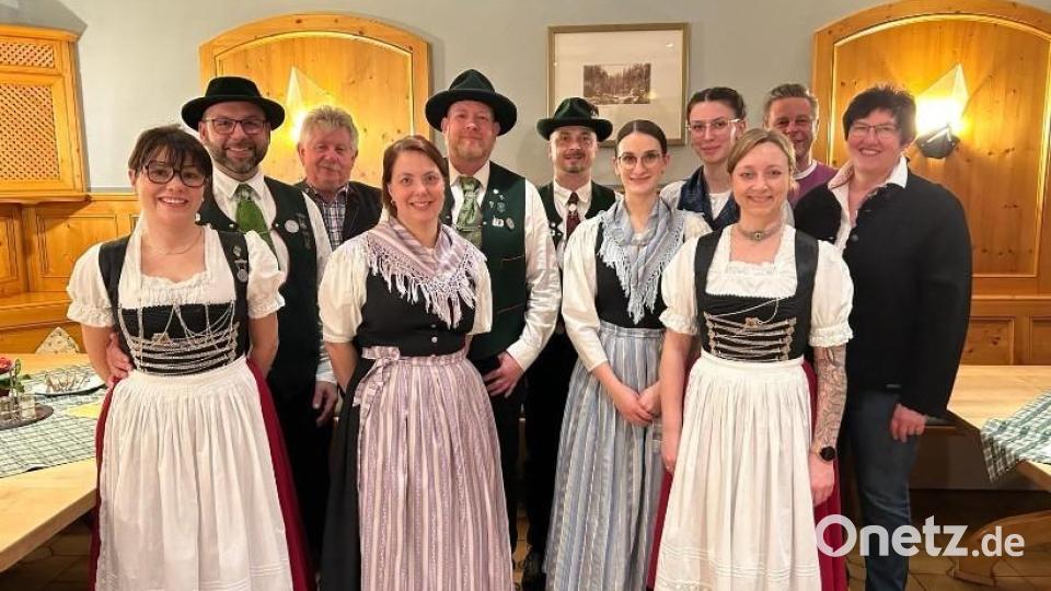 Neuwahlen beim Trachtenverein &quot;D&#039;Waldnaabtaler&quot;. Bild: Demleitner/exb