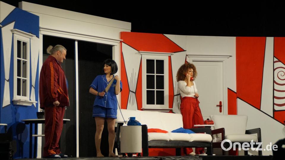 Während Mary mit Stanley die Sachlage bespricht (links), telefoniert Barbara mit der Polizei. Die Wohnungen der beiden Frauen sind in einem Bühnenbild dargestellt. Bild: wel