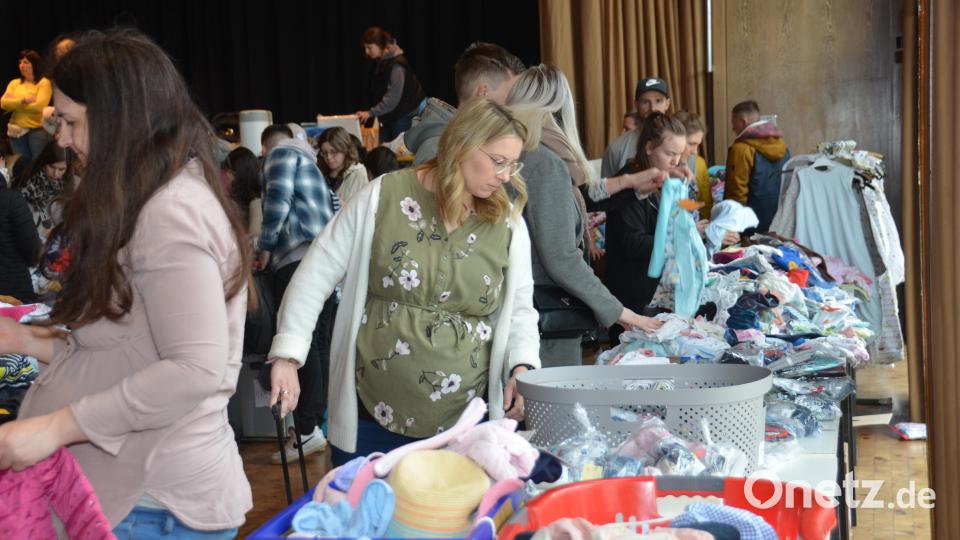 Die Stadthalle war am Samstag beliebtes Ziel von Eltern und Großeltern neueste Kinderausstattungen für Frühling und Sommer zu erstehen. Bild: dob